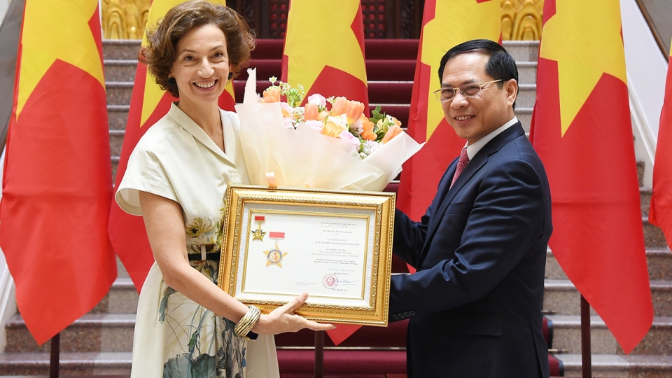 UNESCO Director-General honoured with Vietnam diplomacy insignia